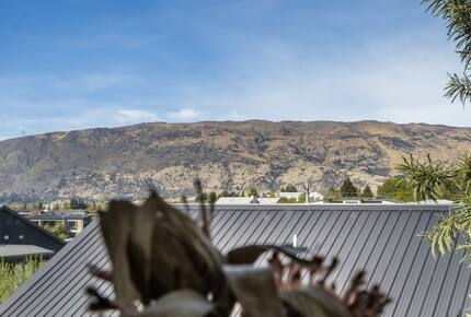 Sunny Wānaka Retreat With Mountain Views - Wānaka, New Zealand