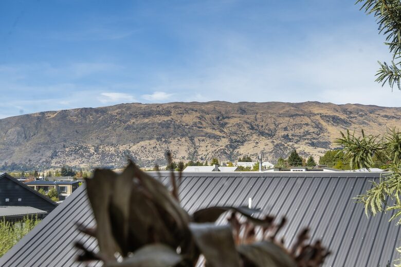 Sunny Wānaka Retreat With Mountain Views - Wānaka, New Zealand