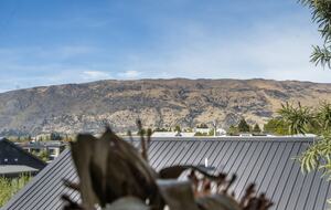 Sunny Wānaka Retreat With Mountain Views - Wānaka, New Zealand