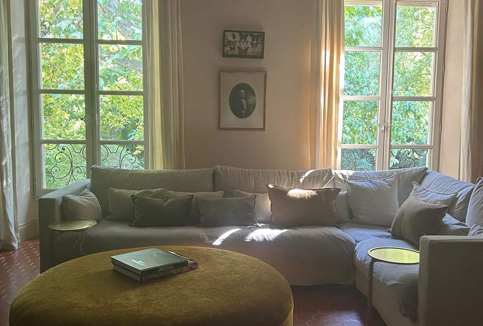 Quintessential Provençal Estate - Jonquières, France