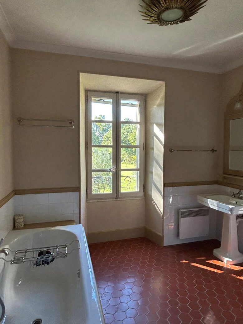 Quintessential Provençal Estate - Jonquières, France