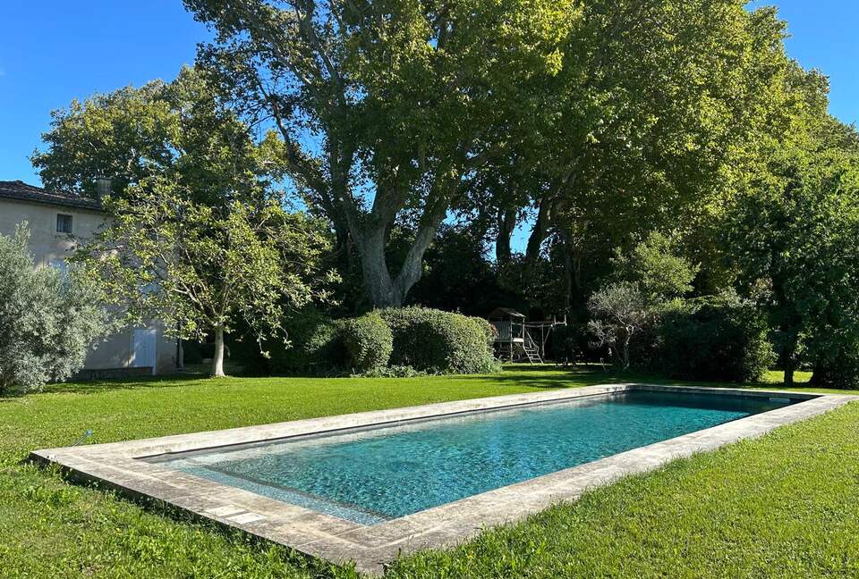 Quintessential Provençal Estate - Jonquières, France