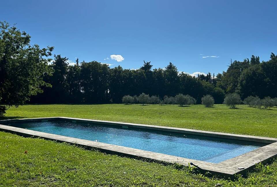 Quintessential Provençal Estate - Jonquières, France
