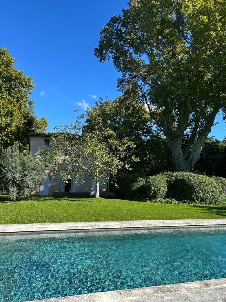 Quintessential Provençal Estate - Jonquières, France