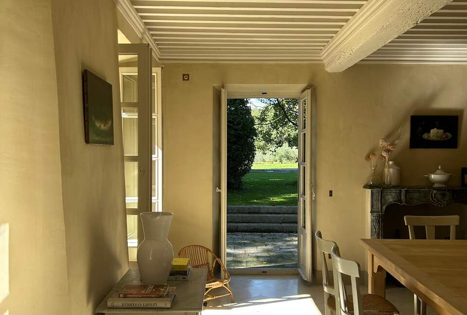 Quintessential Provençal Estate - Jonquières, France