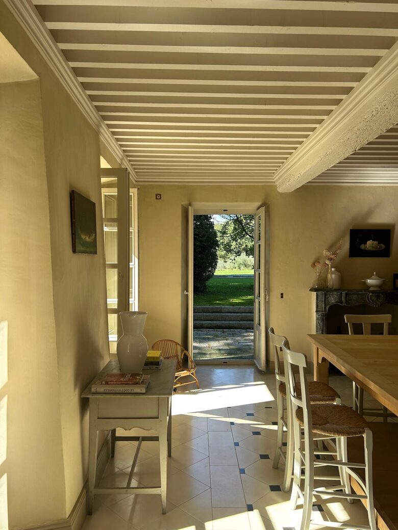 Quintessential Provençal Estate - Jonquières, France