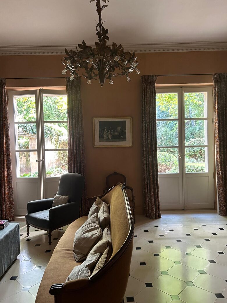 Quintessential Provençal Estate - Jonquières, France