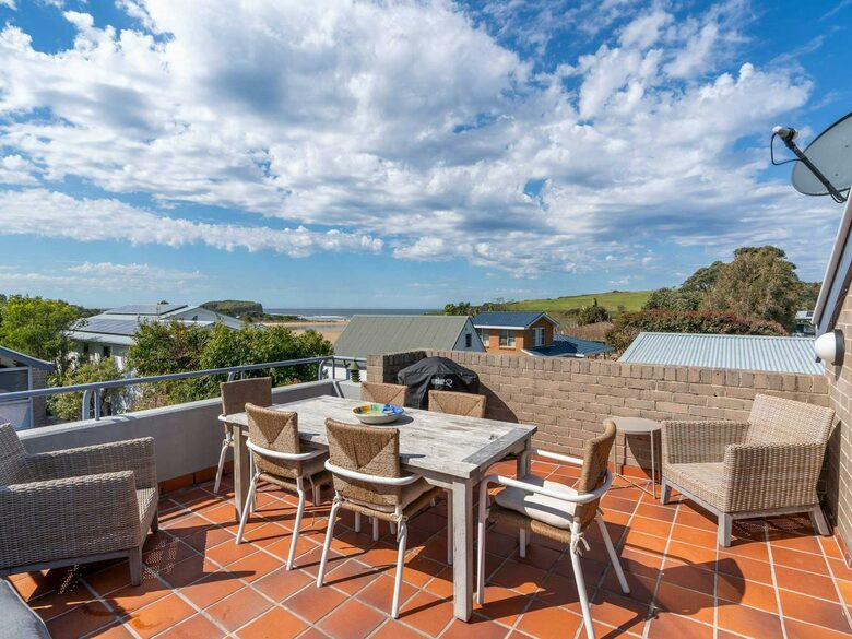 Riverside Escape Overlooking Rangoon Island - Kiama, Australia