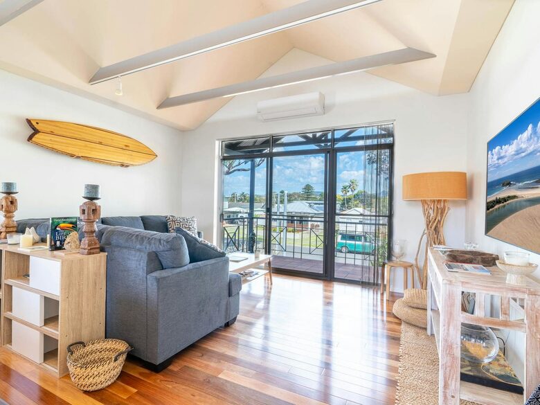 Riverside Escape Overlooking Rangoon Island - Kiama, Australia