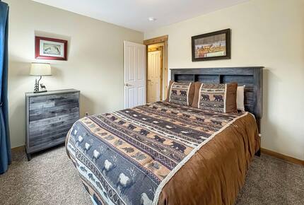 Main Floor Queen Bed 2