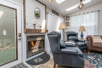 Cozy Cottage Near Lake Geneva with Hot Tub - Williams Bay, Wisconsin