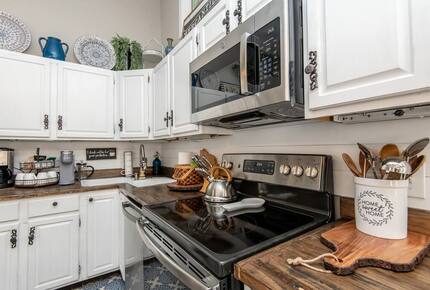 Cozy Cottage Near Lake Geneva with Hot Tub - Williams Bay, Wisconsin