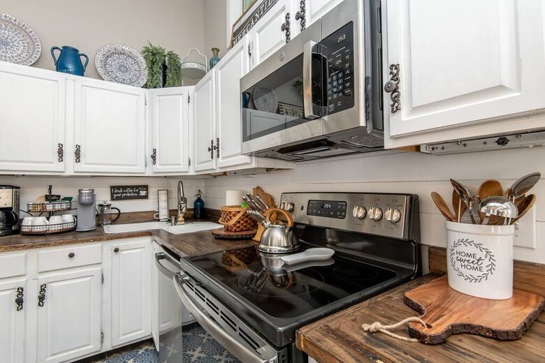 Cozy Cottage Near Lake Geneva with Hot Tub - Williams Bay, Wisconsin