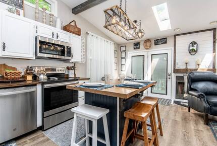 Cozy Cottage Near Lake Geneva with Hot Tub - Williams Bay, Wisconsin