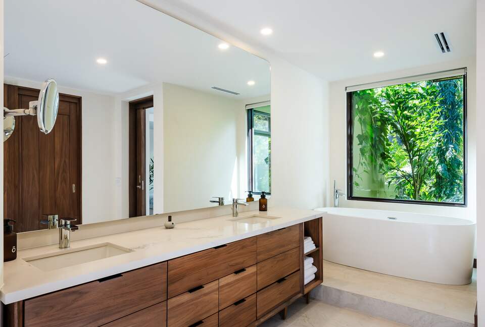 Master Bathroom (Upper)