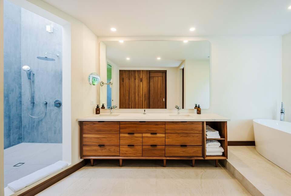 Master Bathroom (Upper)