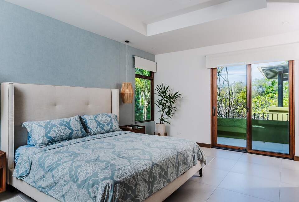 Master Bedroom (Upper)