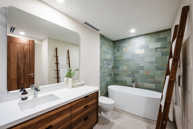 Queen Suite Bathroom (Lower)