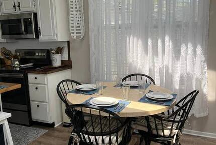 Cozy Cottage Near Lake Geneva with Hot Tub - Williams Bay, Wisconsin