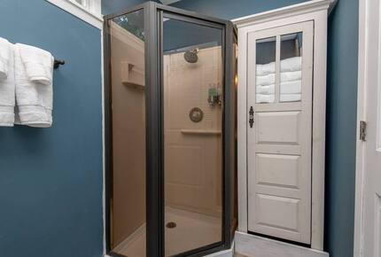 Cozy Cottage Near Lake Geneva with Hot Tub - Williams Bay, Wisconsin