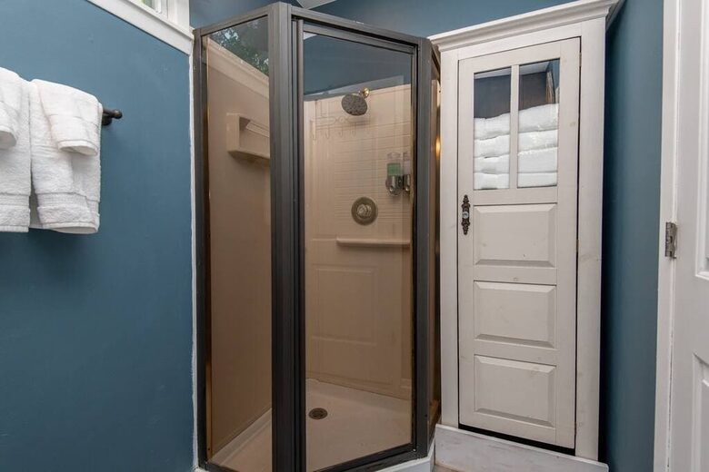 Cozy Cottage Near Lake Geneva with Hot Tub - Williams Bay, Wisconsin