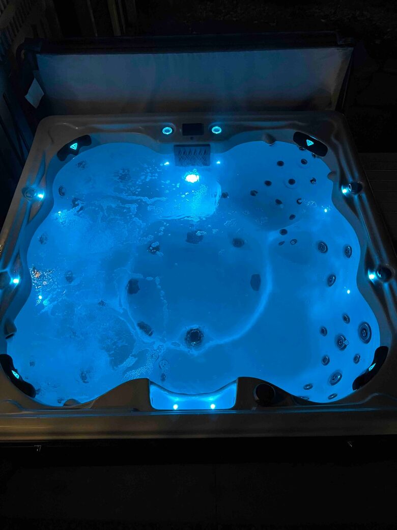 Cozy Cottage Near Lake Geneva with Hot Tub - Williams Bay, Wisconsin