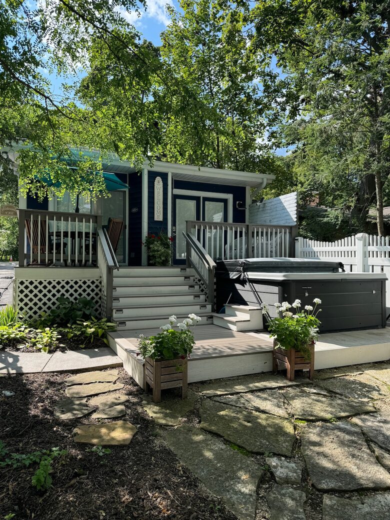 Cozy Cottage Near Lake Geneva with Hot Tub - Williams Bay, Wisconsin