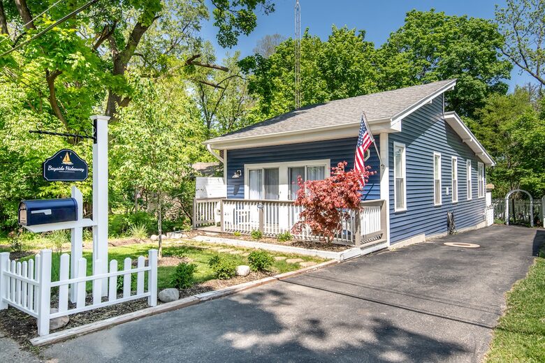 Cozy Cottage Near Lake Geneva with Hot Tub - Williams Bay, Wisconsin