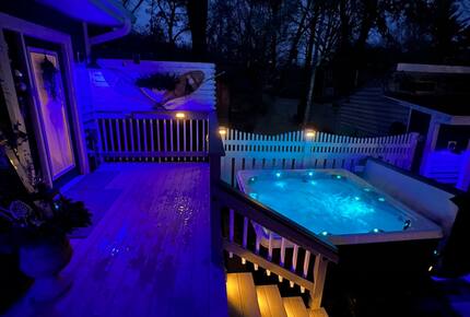 Cozy Cottage Near Lake Geneva with Hot Tub - Williams Bay, Wisconsin