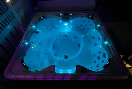 Cozy Cottage Near Lake Geneva with Hot Tub - Williams Bay, Wisconsin