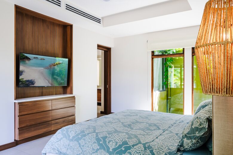 Master Bedroom (Upper)