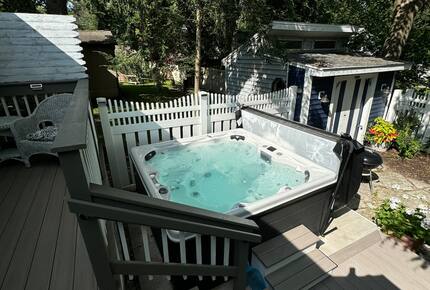 Cozy Cottage Near Lake Geneva with Hot Tub - Williams Bay, Wisconsin