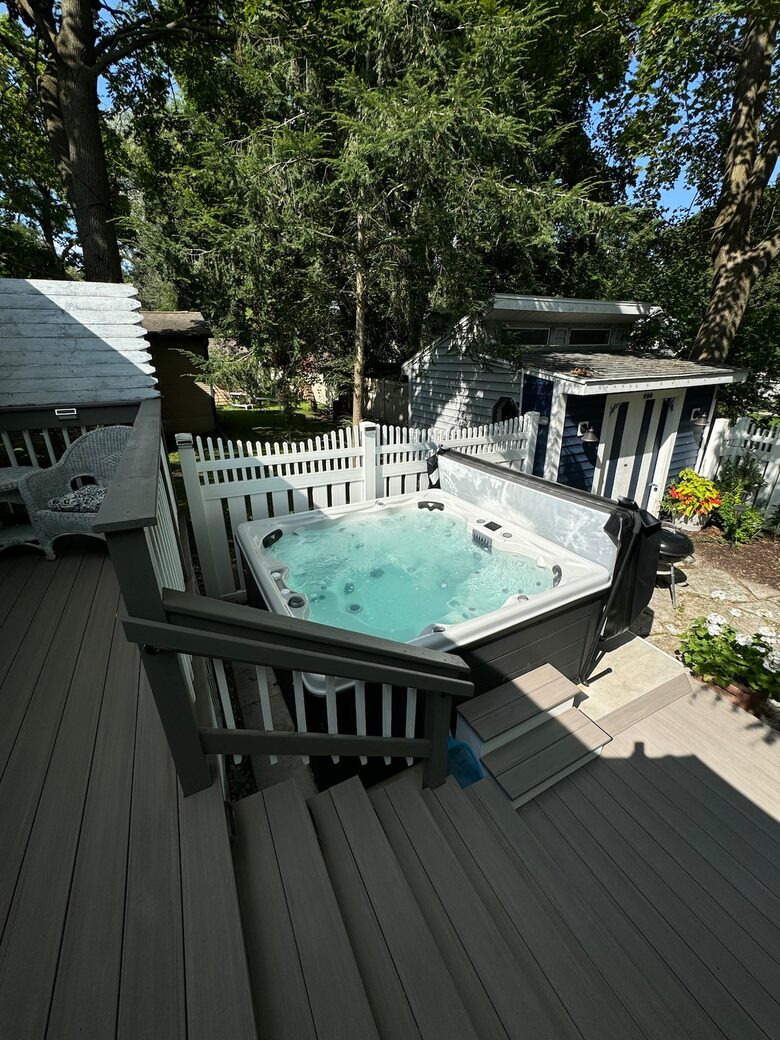 Cozy Cottage Near Lake Geneva with Hot Tub - Williams Bay, Wisconsin