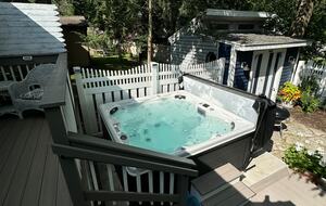 Cozy Cottage Near Lake Geneva with Hot Tub - Williams Bay, Wisconsin