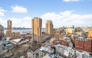 Elevated Elegance | 360° Terrace Penthouse Overlooking Manhattan’s Landmarks - New York City, New York