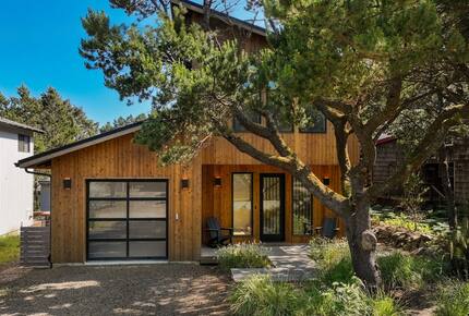 Bright Coastal Getaway Near the Ocean - Manzanita, Oregon