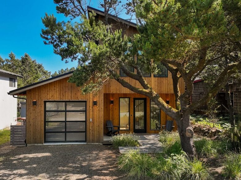 Bright Coastal Getaway Near the Ocean - Manzanita, Oregon