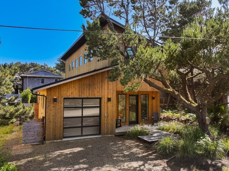 Bright Coastal Getaway Near the Ocean - Manzanita, Oregon