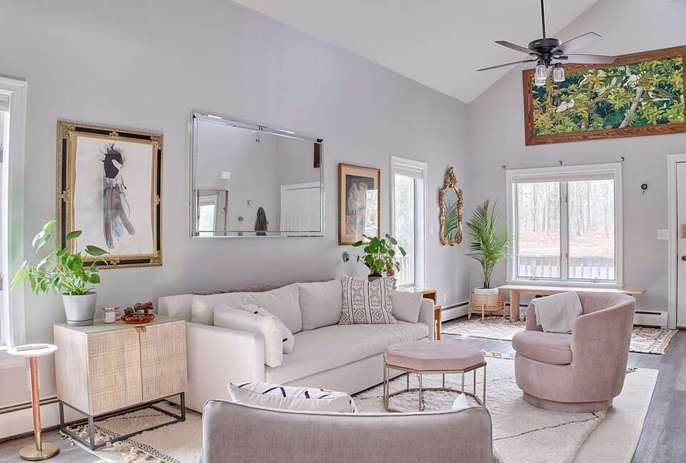 Newtown Court Getaway | Stylish Home for Families & Friends - Hampton Bays, New York