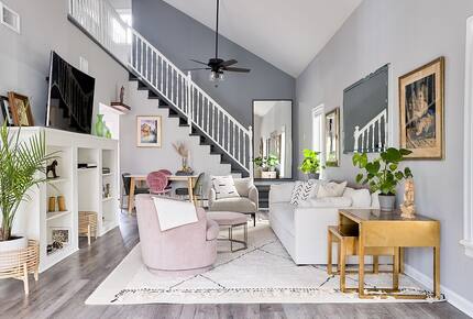 Newtown Court Getaway | Stylish Home for Families & Friends - Hampton Bays, New York