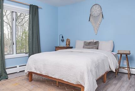 Newtown Court Getaway | Stylish Home for Families & Friends - Hampton Bays, New York