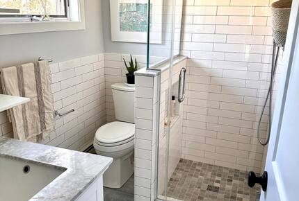 Newtown Court Getaway | Stylish Home for Families & Friends - Hampton Bays, New York