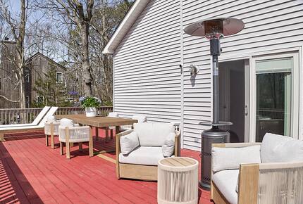 Newtown Court Getaway | Stylish Home for Families & Friends - Hampton Bays, New York