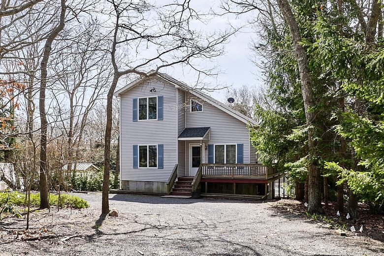 Newtown Court Getaway | Stylish Home for Families & Friends - Hampton Bays, New York