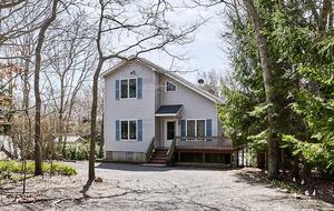 Newtown Court Getaway | Stylish Home for Families & Friends - Hampton Bays, New York