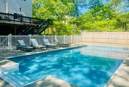 Newtown Court Getaway | Stylish Home for Families & Friends - Hampton Bays, New York