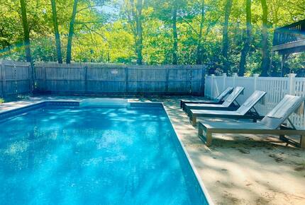 Newtown Court Getaway | Stylish Home for Families & Friends - Hampton Bays, New York