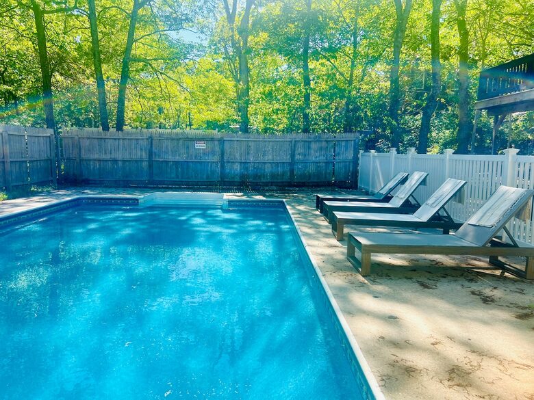 Newtown Court Getaway | Stylish Home for Families & Friends - Hampton Bays, New York