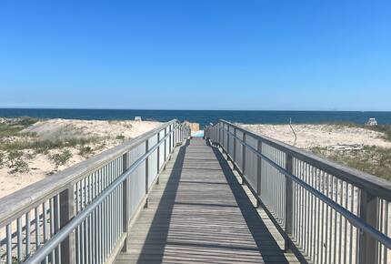 Newtown Court Getaway | Stylish Home for Families & Friends - Hampton Bays, New York