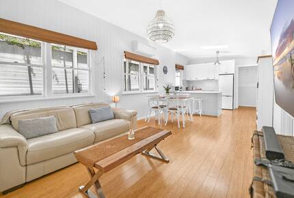 Absolute Beachfront Living with Forever Ocean Views & Sands at your Doorstep! - Palm Beach, Australia